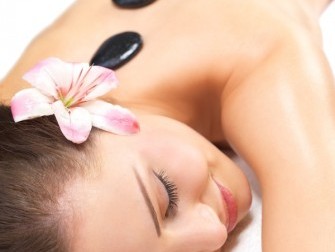 Massage avec pierres chaudes, drainant, détoxifiant